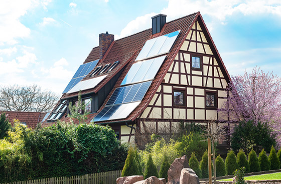 schramm-solar-haus-dach-kunde-photovoltaik-anlage-vom-top-anbieter-fuer-die-region-main-rhoen