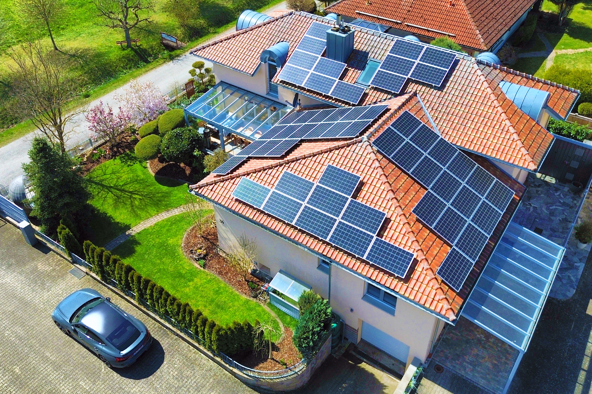 Hausdach bei Sonnenschein mit Solaranlage